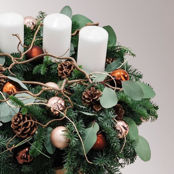 prírodný adventný veniec s vŕbovými vetvičkami, medenými vianočnými guľami, živou čečinou a bielymi sviečkami