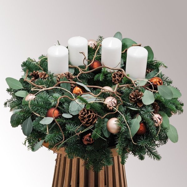 prírodný adventný veniec s vŕbovými vetvičkami, medenými vianočnými guľami, živou čečinou a bielymi sviečkami