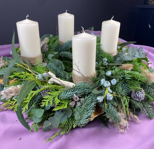 elegantný prírodný veniec s bieleymi sviecami a doplnkami v prírodnom štýle elegantný prírodný veniec s bieleymi sviecami a doplnkami v prírodnom štýle