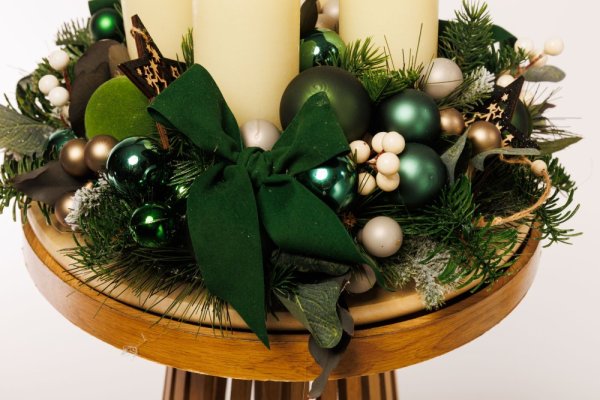 krásny zelený adventný veniec s pútavými detailmi ako sú zelené mašle