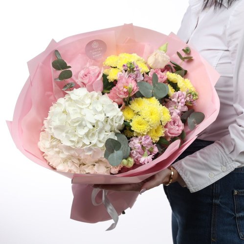 Kytica je doplnená o voňavý eukalyptus a  dodekorovaná krásnym ružovým papierom.