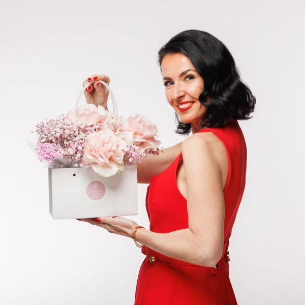 Potešte svoju polovičku, týmto originálnym kvetinovým aranžmánom. Objednávku vieme doručiť už do dvoch hodín. Potešte svoju polovičku, týmto originálnym kvetinovým aranžmánom. Objednávku vieme doručiť už do dvoch hodín.