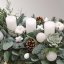 prírodný adventný veniec so živou čečinou a nižšími bielymi sviecami, podlhovastý elegantný tvar