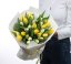 Kombinácie bielych a žltých tulipánov pôsobí veľmi elegantne a nadčasovo.
