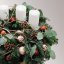 prírodný adventný veniec s vŕbovými vetvičkami, medenými vianočnými guľami, živou čečinou a bielymi sviečkami prírodný adventný veniec s vŕbovými vetvičkami, medenými vianočnými guľami, živou čečinou a bielymi sviečkami