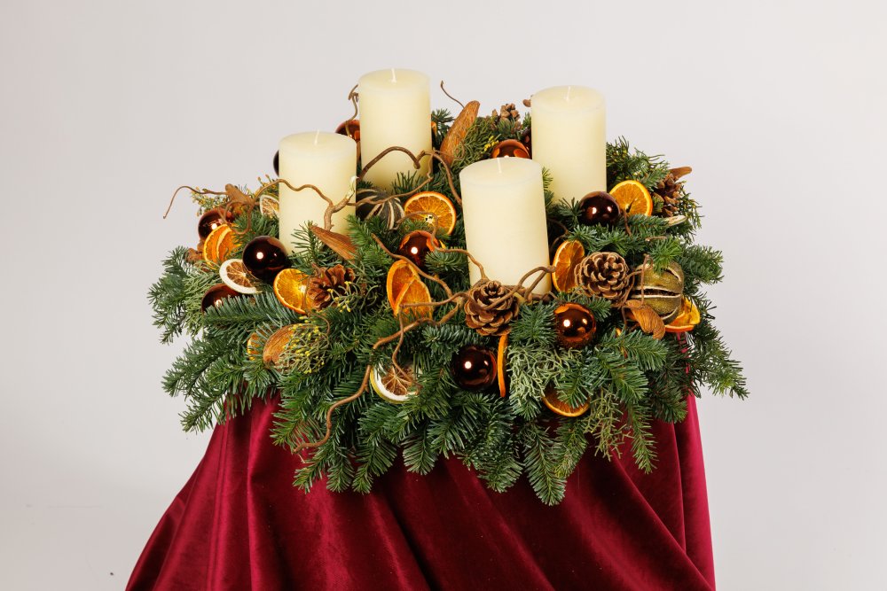 prírodný adventný veniec so sušeným pomarančom, vetvičkami a živou čečinou