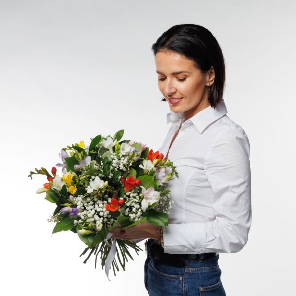 Bohatá kytica farebných frézií doplnená bielou gipsomilkou  a jemnou zeleňou.