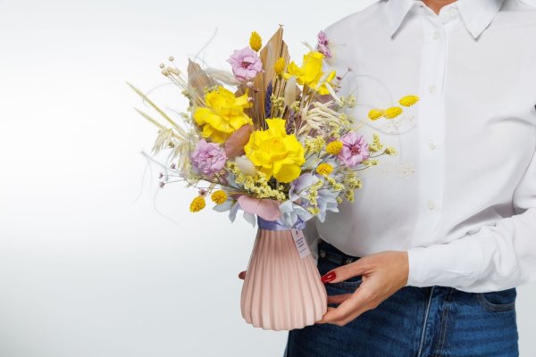 Produkt doručujeme kompletne naaranžovaný vo váze. 