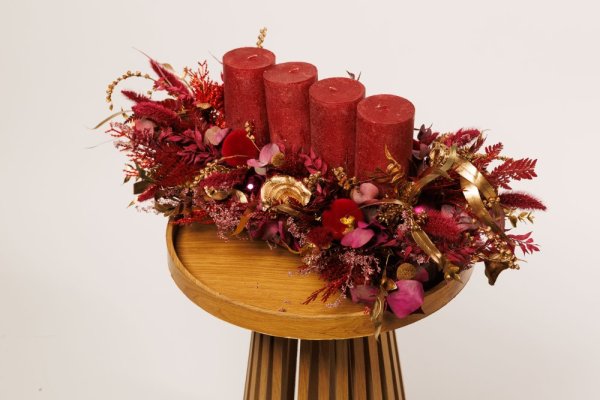 krásny štýlový boho adventný veniec v červených odtieňoch