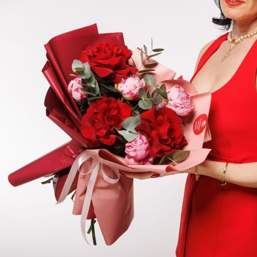 Krásna romantická kytica s francúzskymi ružami a pivóniami si získa každé ženské srdce.