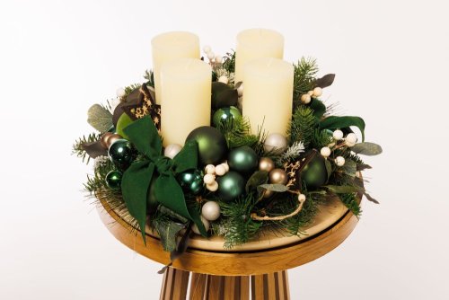 krásny zelený adventný veniec s pútavými detailmi ako sú zelené mašle
