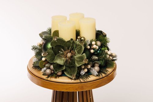 nádherný zelený adventný veniec s krásnymi detailmi