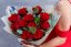 kytica červených ruží s eukalyptom