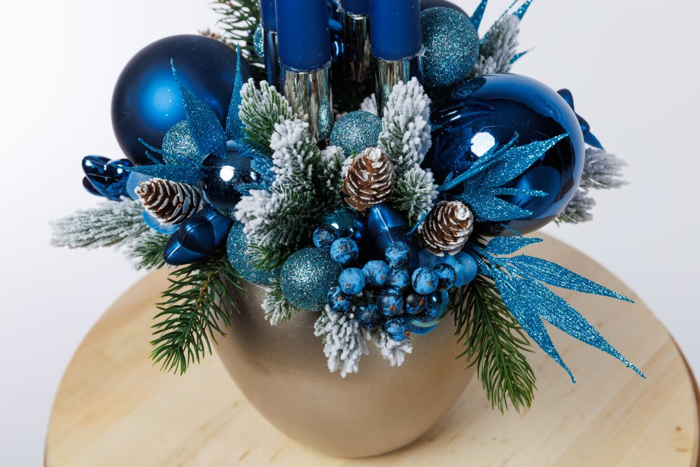 Elegantný adventný aranžmán, modrý - Variant aranžmánu: bez sviečok