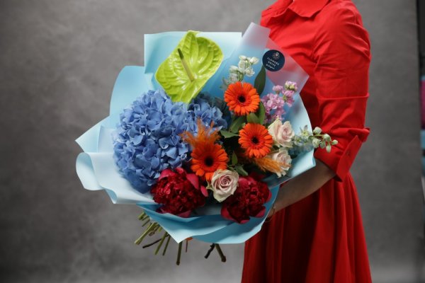 Kytica mix kvetov s modrou hortenziou