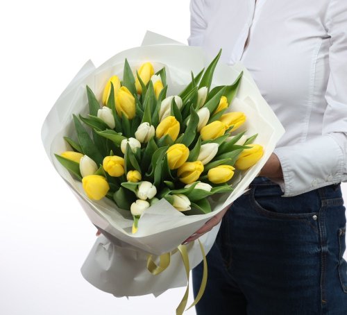 Kombinácie bielych a žltých tulipánov pôsobí veľmi elegantne a nadčasovo.