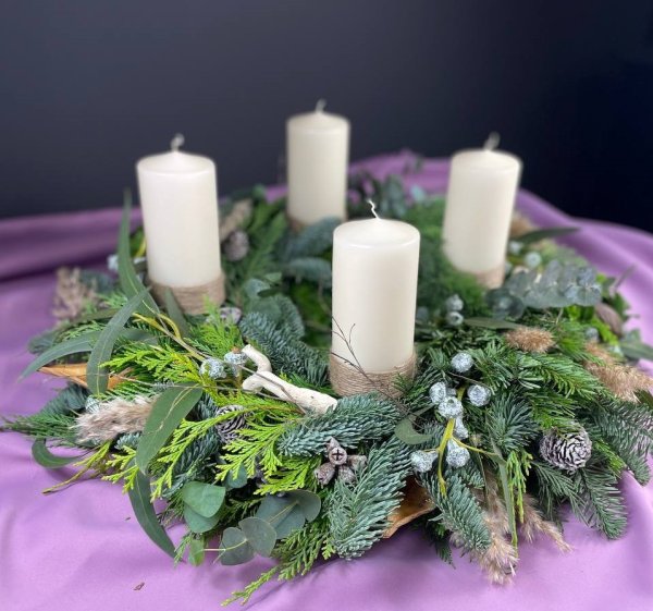 elegantný prírodný veniec s bieleymi sviecami a doplnkami v prírodnom štýle elegantný prírodný veniec s bieleymi sviecami a doplnkami v prírodnom štýle