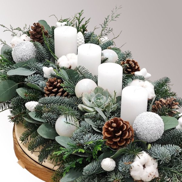 prírodný adventný veniec so živou čečinou a nižšími bielymi sviecami, podlhovastý elegantný tvar