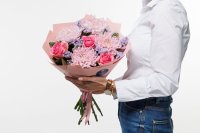 Celý aranžmán dopĺňa jemná fialová limonka a štýlové staroružové balenie. Kyticu vieme doručiť už do dvoch hodín.
