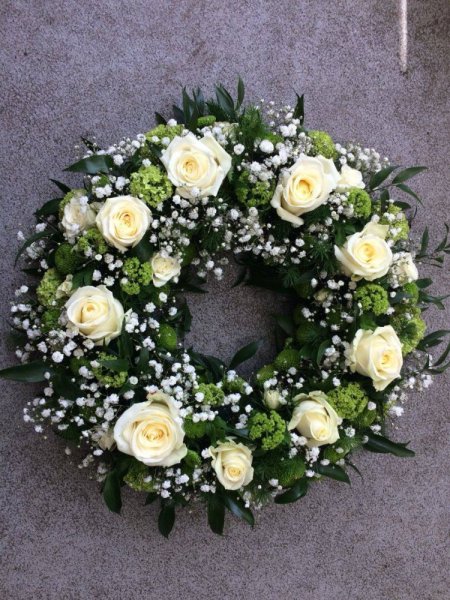 Smútočný veniec v bielych odtieňoch