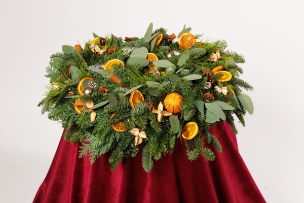 prírodný adventný veniec so sušeným pomarančom, živou čečinou a krásnymi pastelovými sviecami
