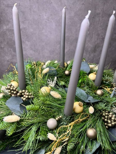 veniec obsahuje jemné vianočné dekorácie