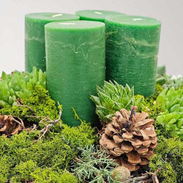 prírodný exkluzívny veniec zo živej čečiny na prútenom základe so zelenými sviecami a zlatým zvončekom