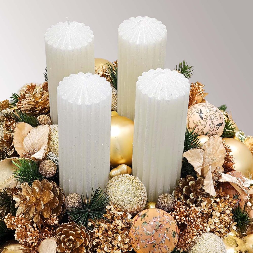 veľký luxusný adventný veniec s trblietavými vianočnými ozdobami v zlatej farbe a krásnymi ligotavými bielymi sviecami