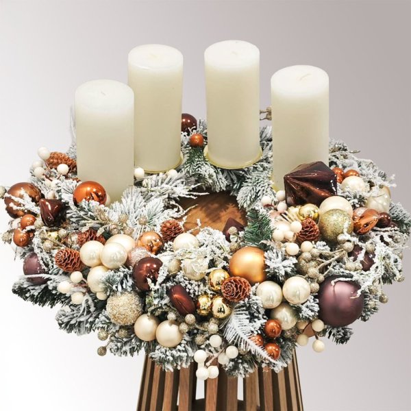 medeno zlatý luxusný adventný veniec s lesklými vianočnými ozdobami a bielymi veľkými sviecami medeno zlatý luxusný adventný veniec s lesklými vianočnými ozdobami a bielymi veľkými sviecami