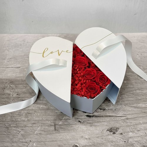 Krásne elegantné valentínske srdiečko z červených ruží a červenej gypsomilky. 