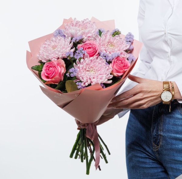 Veľké hlavy chryzantém dodávajú kytici pôsobivý objem, zatiaľ čo ruže vnášajú klasickú krásu.