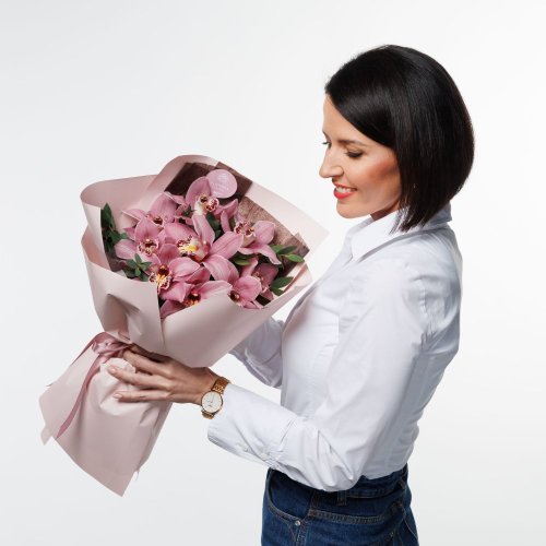 Objavte krásu orchideí Cymbidium. Luxusná originálna kytica, ktorá určite poteší každého kto ju dostane. Objavte krásu orchideí Cymbidium. Luxusná originálna kytica, ktorá určite poteší každého kto ju dostane.