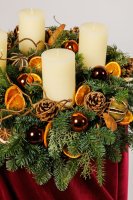 prírodný adventný veniec so sušeným pomarančom, vetvičkami a živou čečinou