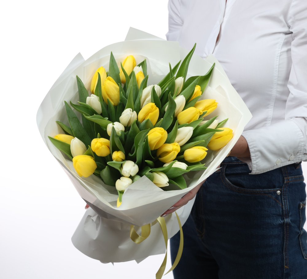 Kombinácie bielych a žltých tulipánov pôsobí veľmi elegantne a nadčasovo.