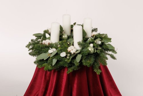 prírodný veniec zo živej čečiny s bavlnou a bielymi sviecami 