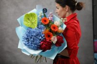 Originálna extravagantná kytica s výraznou modrou hortenziou a zelenou antúriou a sezónnymi kvetmi.