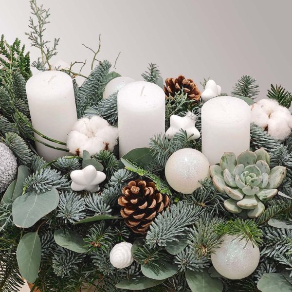 prírodný adventný veniec so živou čečinou a nižšími bielymi sviecami, podlhovastý elegantný tvar