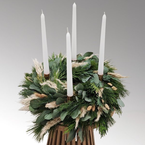 prírodný adventný veniec so živou čečinou, eukalyptom a sušenými kvetmi