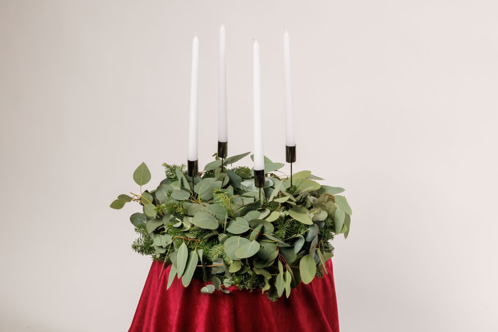 adventný veniec v prírodnom štýle s eukalyptom a bielymi sviečkami